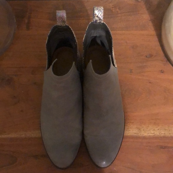 Grey flat bootie with snake skin heel - Picture 3 of 3